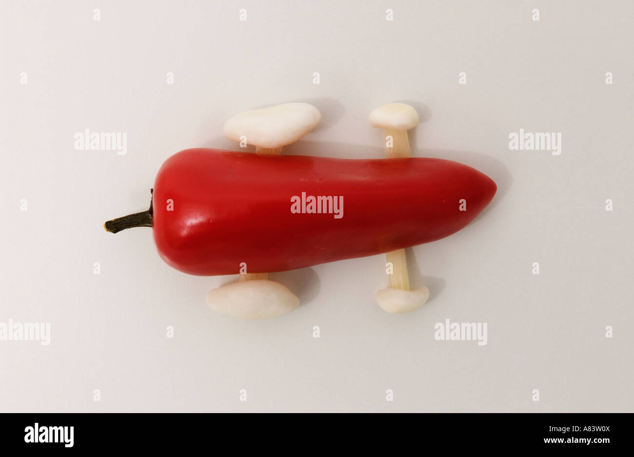 Chili-Hot-Rod-Racer mit Enoki Pilze Räder auf weißem Hintergrund Stockfoto