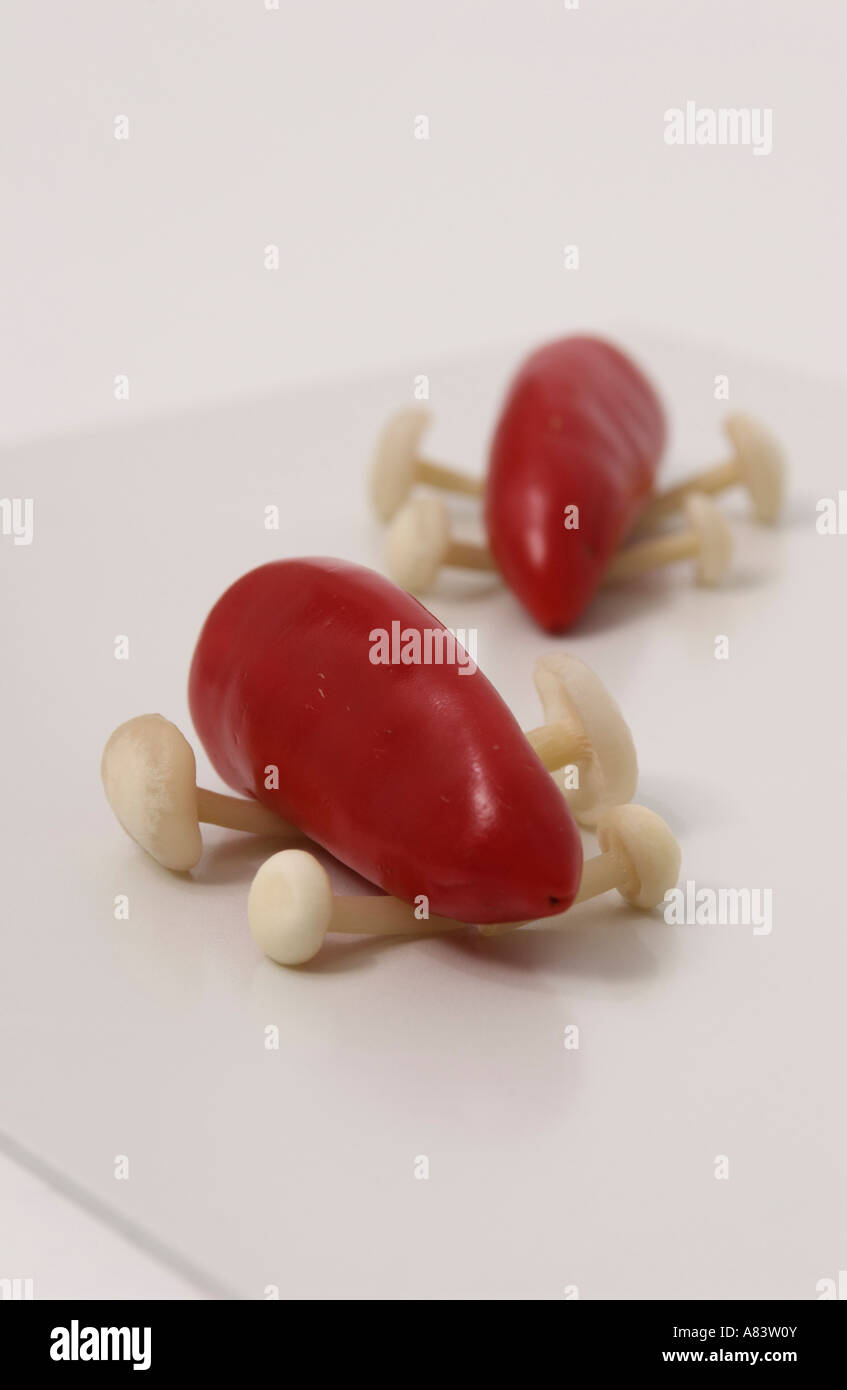 Zwei Chili-Hot-Rod-Racer mit Enoki Pilze Räder auf weißem Hintergrund Stockfoto