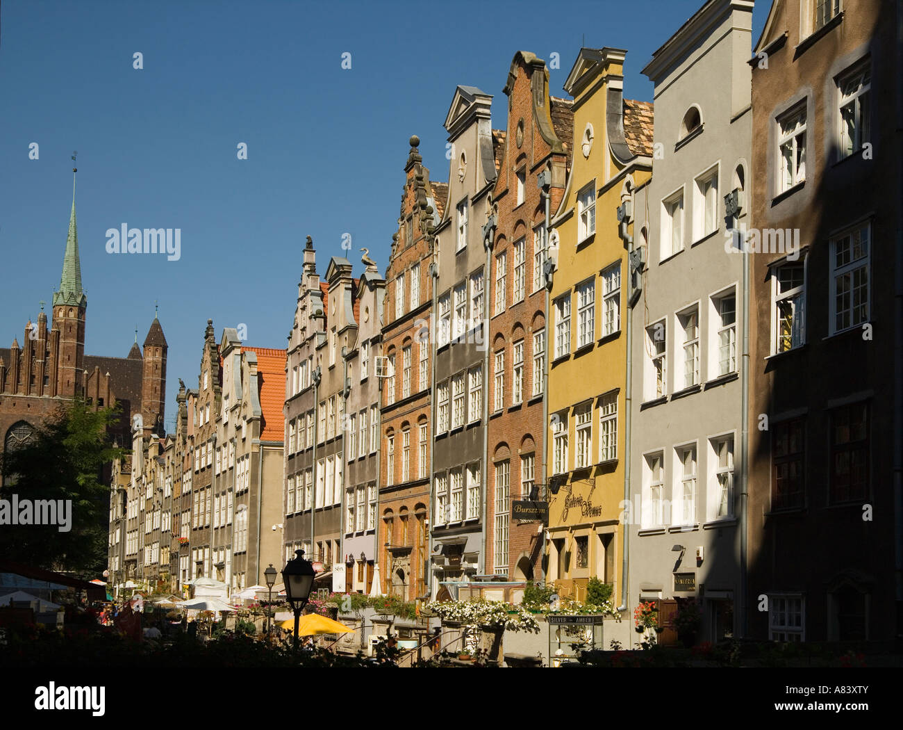 Danzig, Polen; Straße in der Altstadt mit rekonstruierten Fassaden Stockfoto