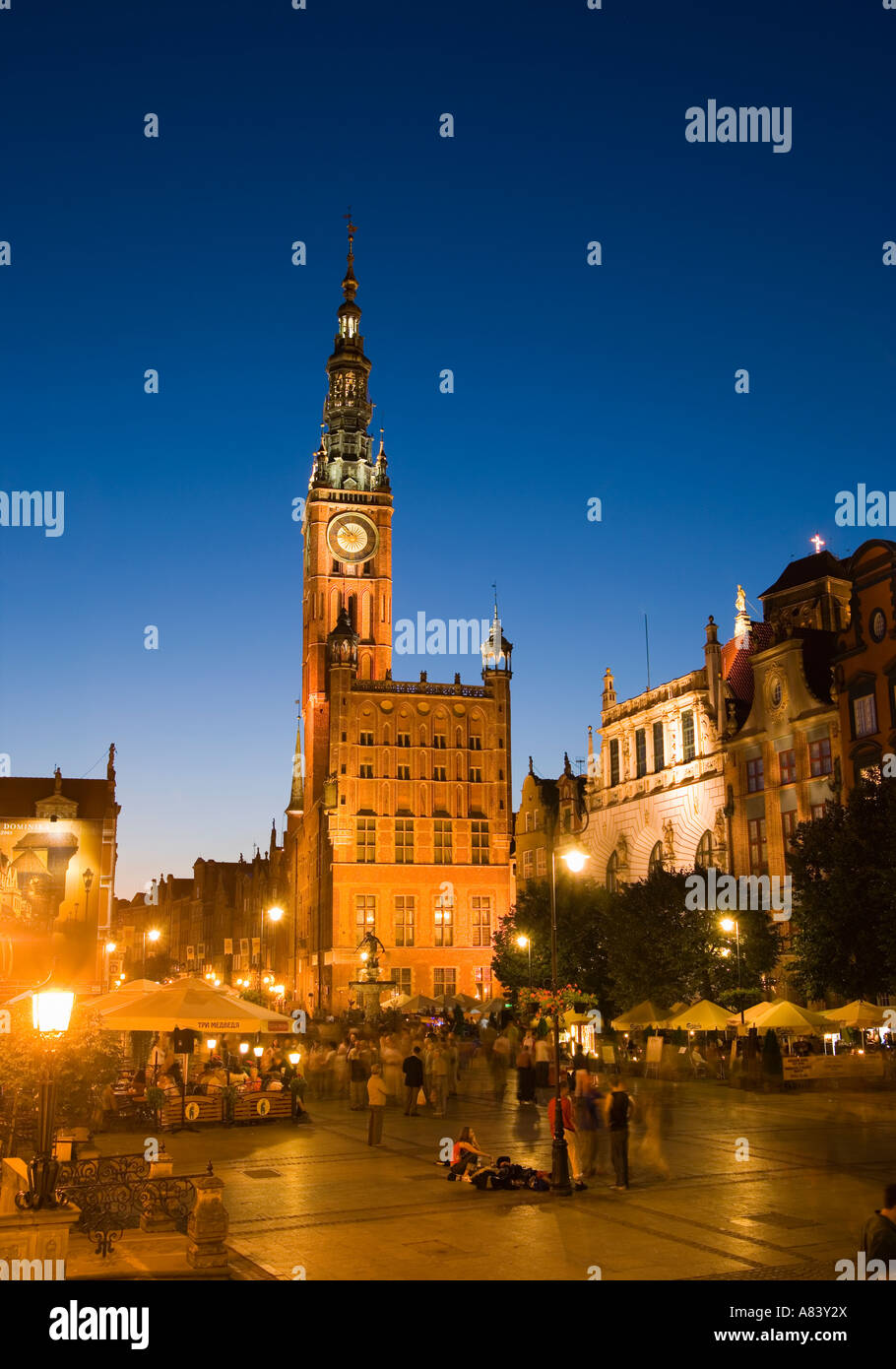 Danzig, Polen; Dlugi Targ (langer Markt) und das alte Rathaus in der Abenddämmerung mit Neptun-statue Stockfoto