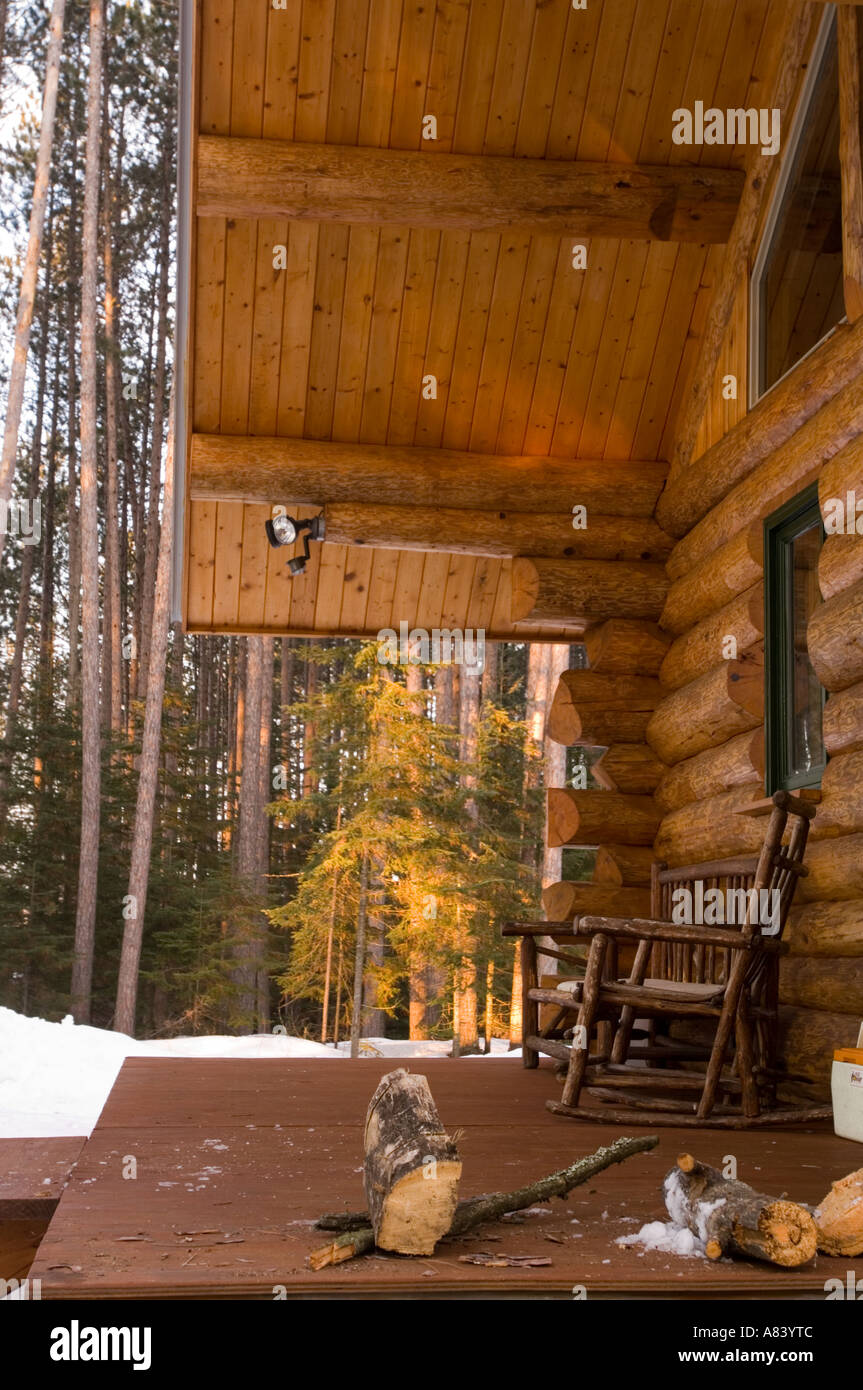 Blockhaus-Veranda mit Log-Möbel Stockfoto