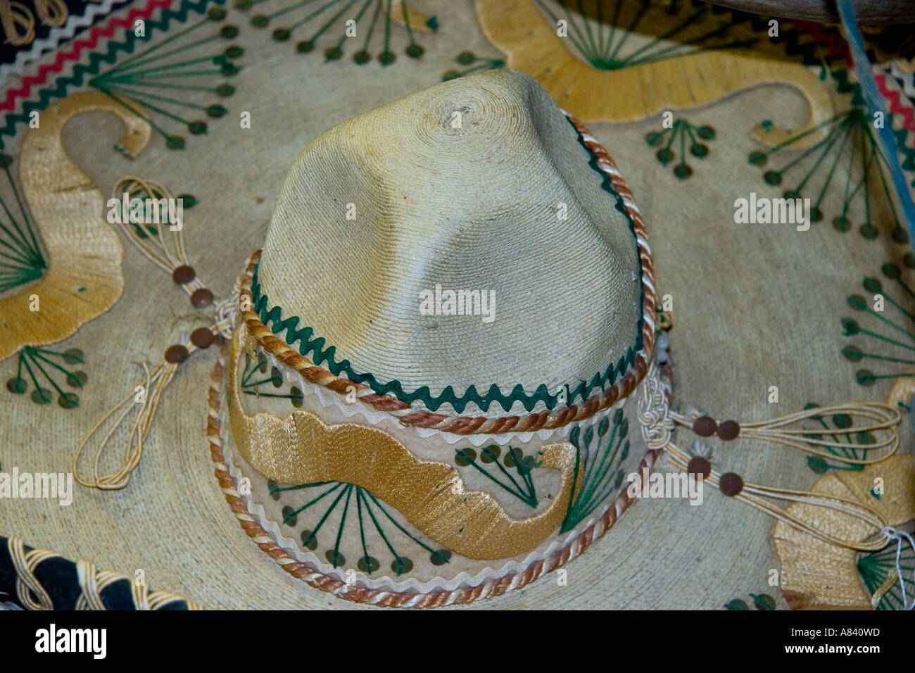 Decorative mexican sombrero -Fotos und -Bildmaterial in hoher Auflösung ...