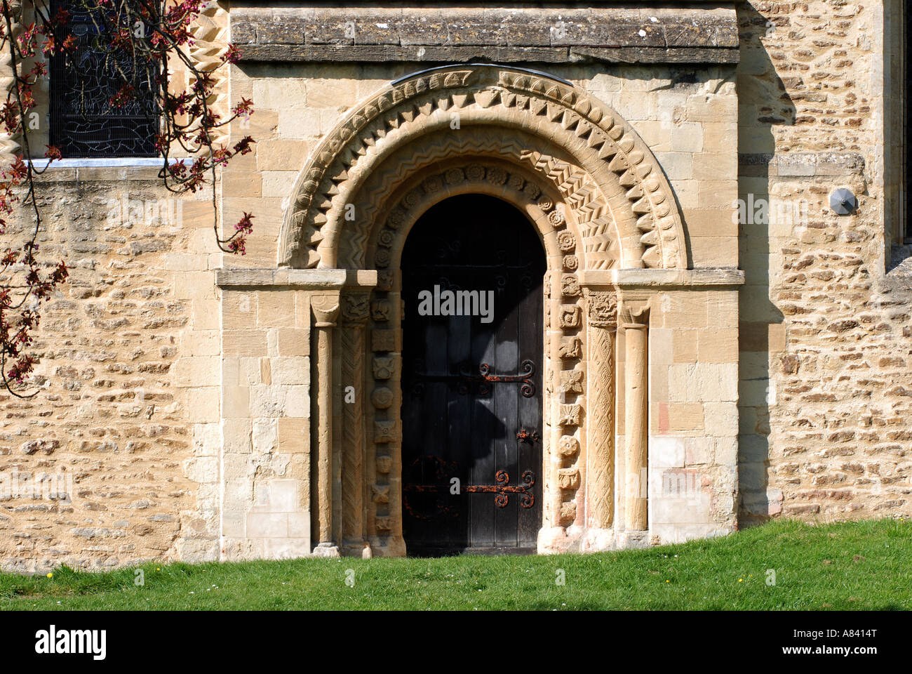 Die südliche Tür, St. Marien Kirche, Iffley, Oxford, Oxfordshire, England, Vereinigtes Königreich Stockfoto