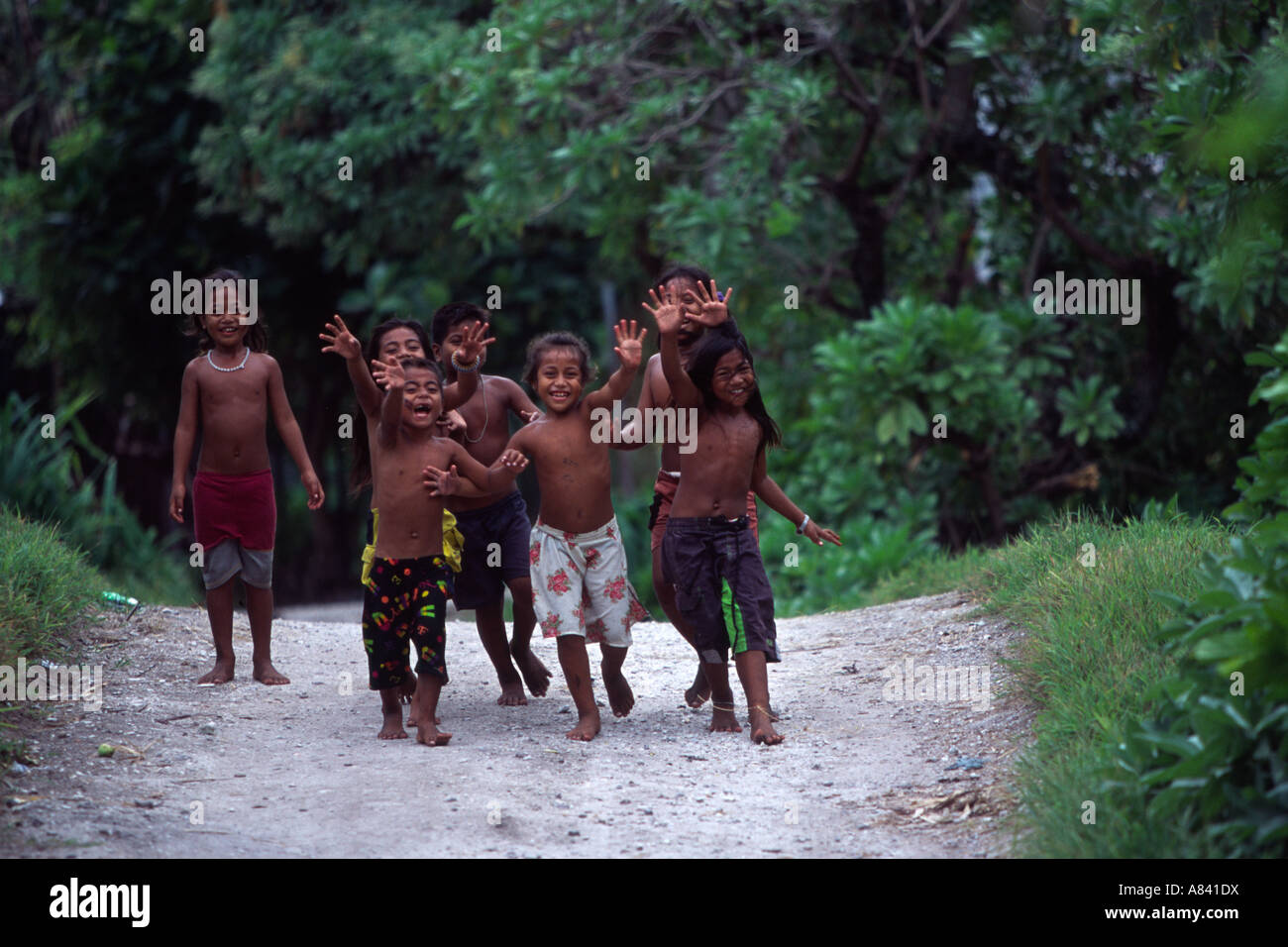 Gilbertesisch Kinder aus der Inseln von Kiribati im Südpazifik laufen, jeder ist willkommen Stockfoto