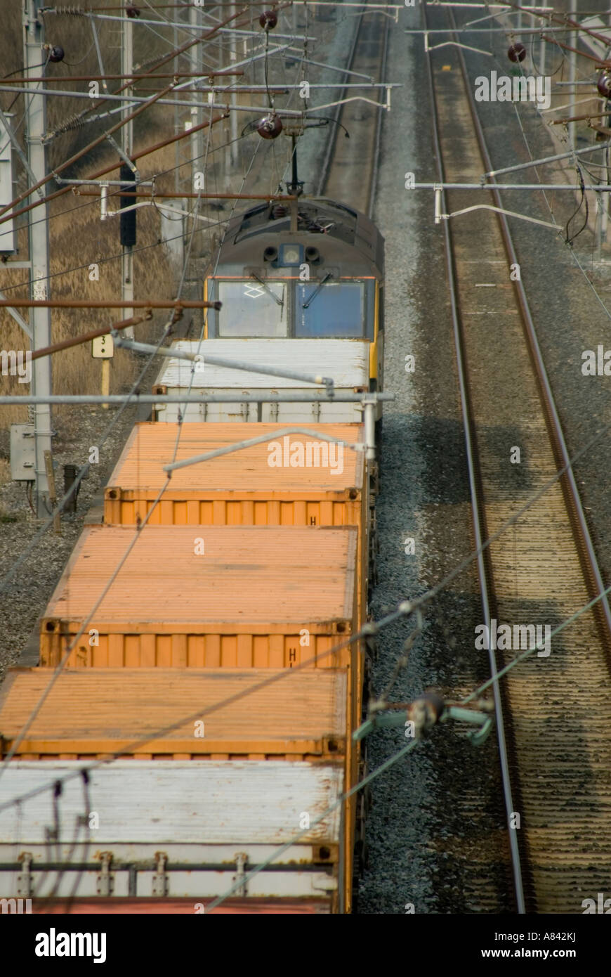 Container als geschleppten Klasse 90 Güterzug auf der West Coast Main Line in Großbritannien Stockfoto