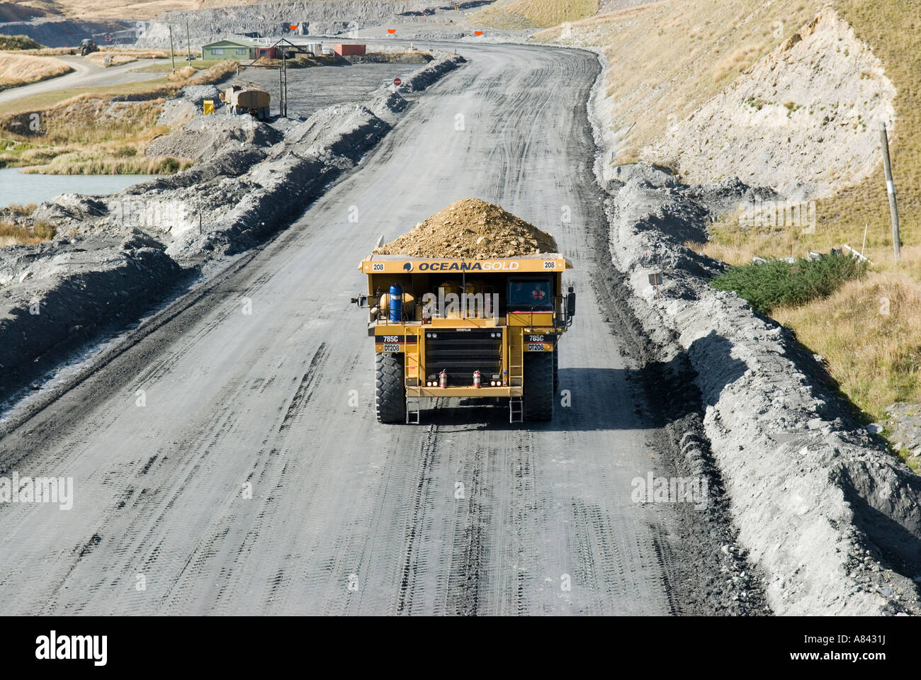 Eine vollständige Muldenkipper treibt die Haul Straße Frasers Pit Tagebau Gold Mine in Otago Neuseeland Stockfoto