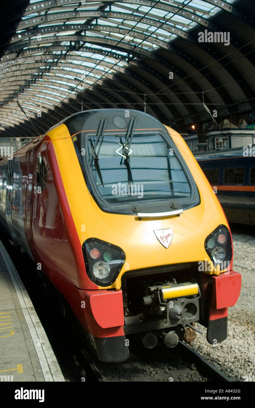 Virgin Voyager Zug am Bahnhof von York, im Vereinigten Königreich Stockfoto