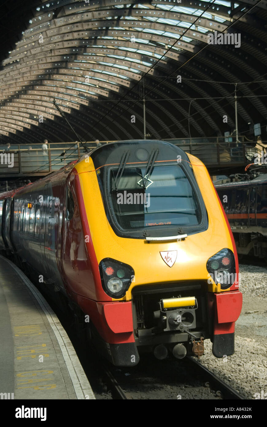 Virgin Voyager Zug am Bahnhof von York, im Vereinigten Königreich Stockfoto