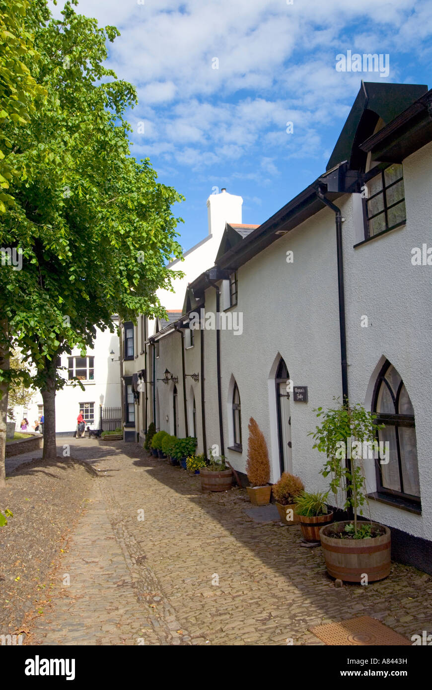 Einer ruhigen Seitenstraße neben St. Michael Kirche in Great Torrington, Devon, England. Stockfoto