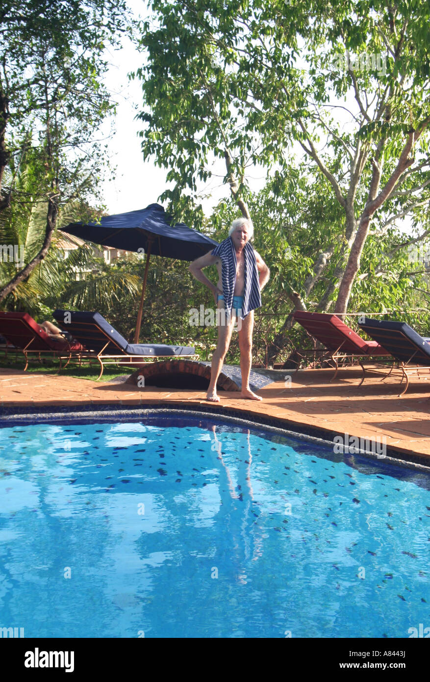 Besucher erfreut sich am Pool in der spektakulär gestalteten Nilaya Hermitage Boutique Hotel in Goa Indien Stockfoto