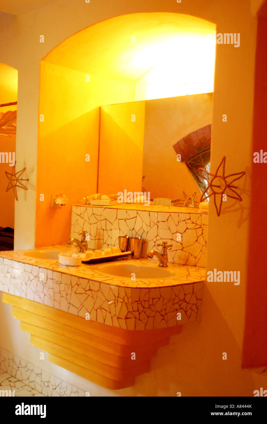 Sunshine gelb Bad spektakuläre entworfen Nilaya Hermitage-Boutique-Hotel in Goa Indien Stockfoto