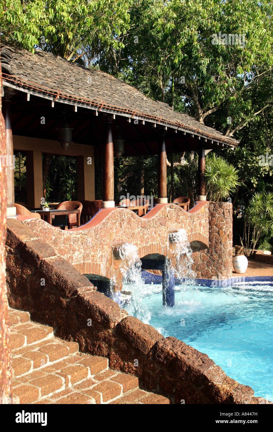 Freiform-Swimmingpool mit Fontänen an der th entworfen spektakulär Nilaya Hermitage Boutique Hotel in Goa Indien Stockfoto