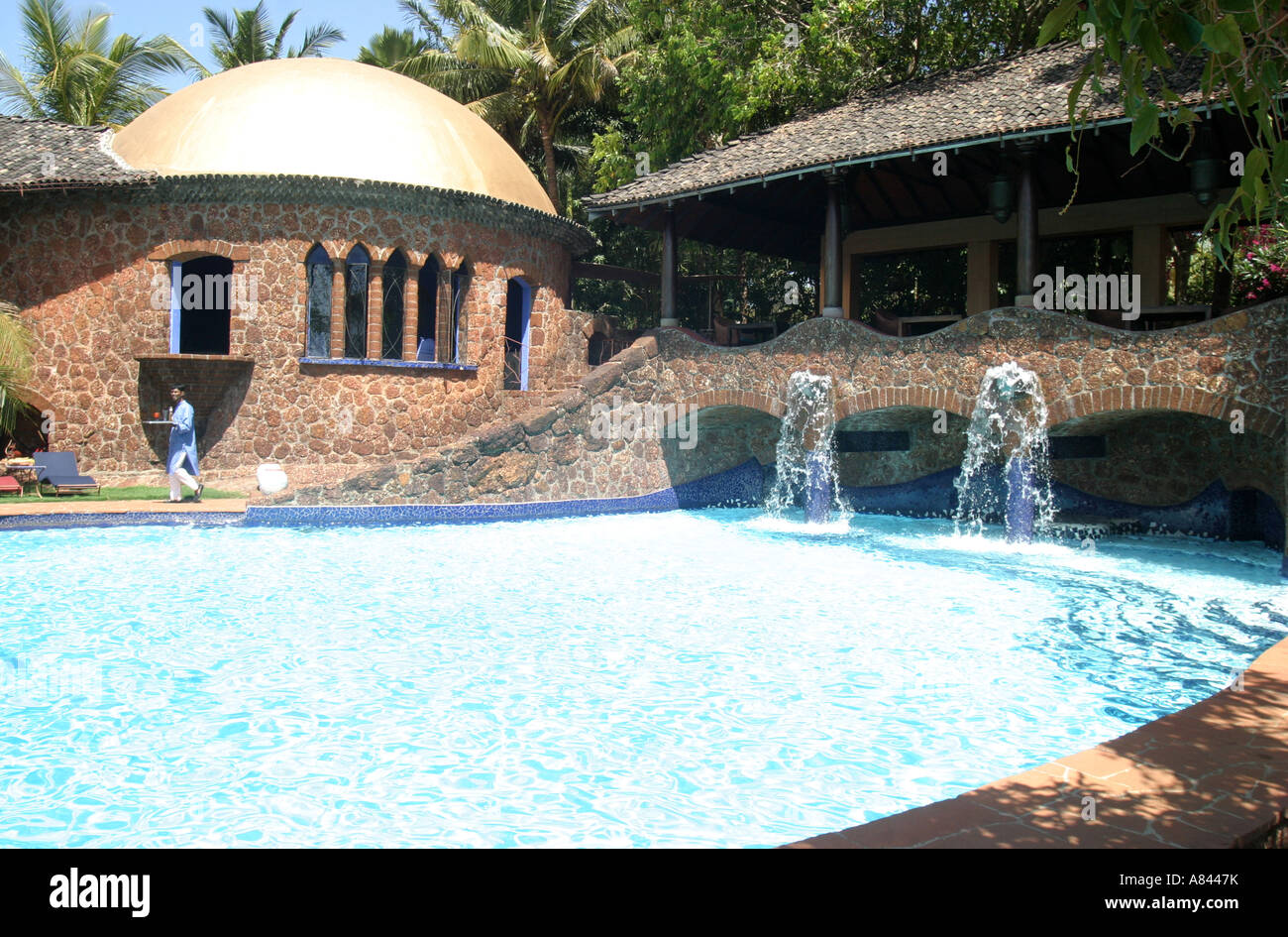 Freiform-Swimmingpool mit Fontänen an der th entworfen spektakulär Nilaya Hermitage Boutique Hotel in Goa Indien Stockfoto