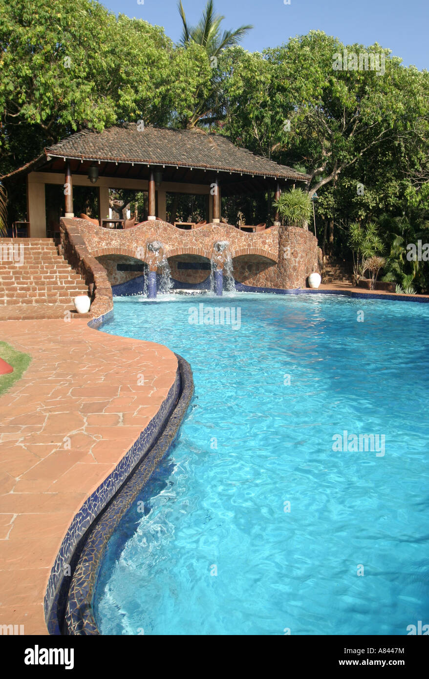 Freiform-Pool auf der spektakulären Designer Nilaya Hermitage-Boutique-Hotel in Goa Indien Stockfoto