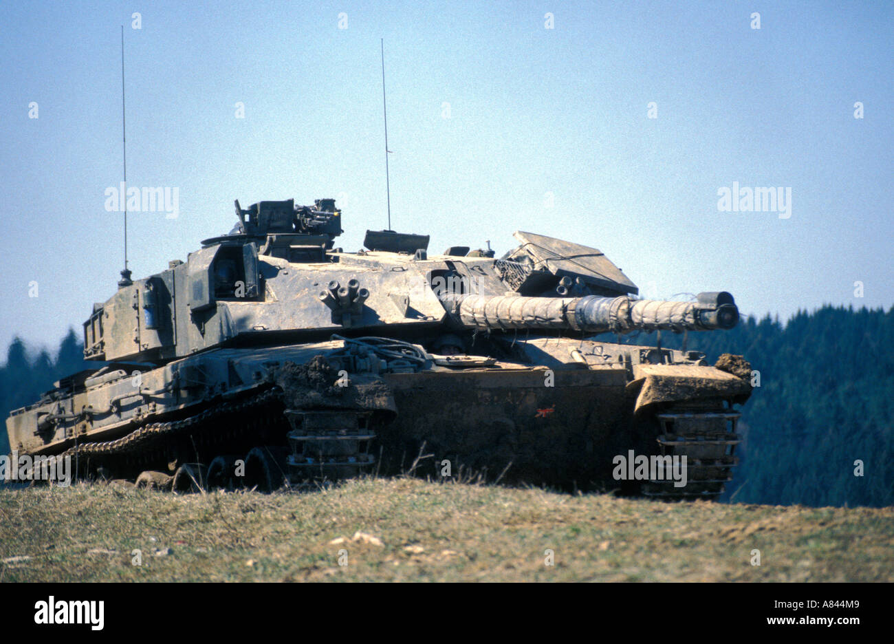Britische Panzer Challenger cresting einen Hügel bei Manövern Stockfoto