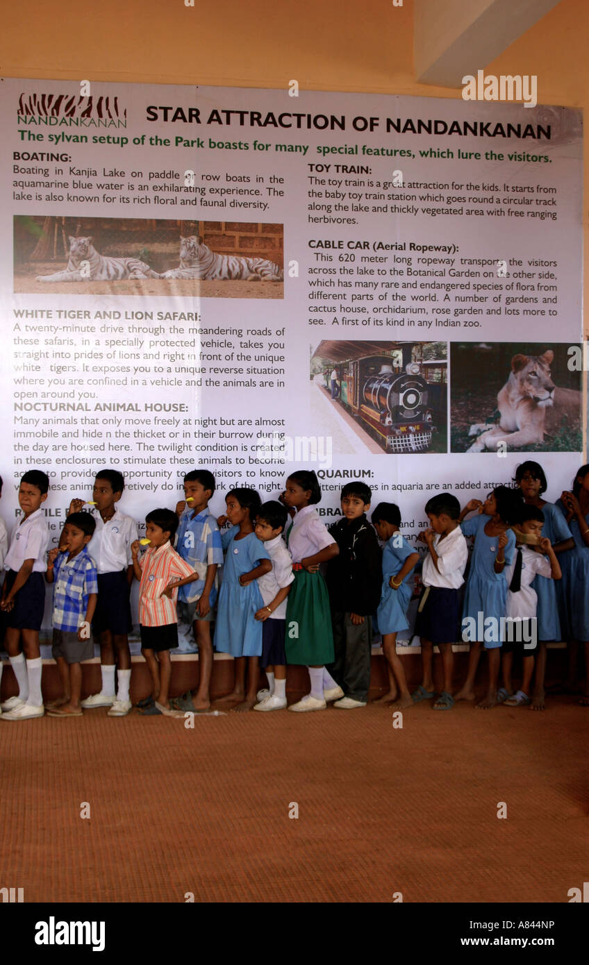 Schülerinnen und Schüler im Nandankan Zoo, Orissa, Indien, Heimat des seltenen weißen Tiger Stockfoto