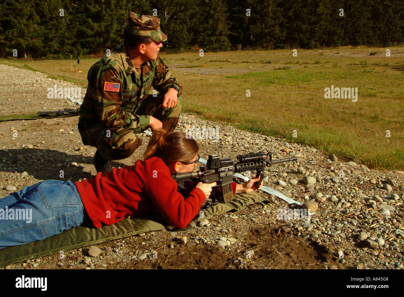 Frau m-4 Sturmgewehr mit US Army Rangers schießen Stockfoto