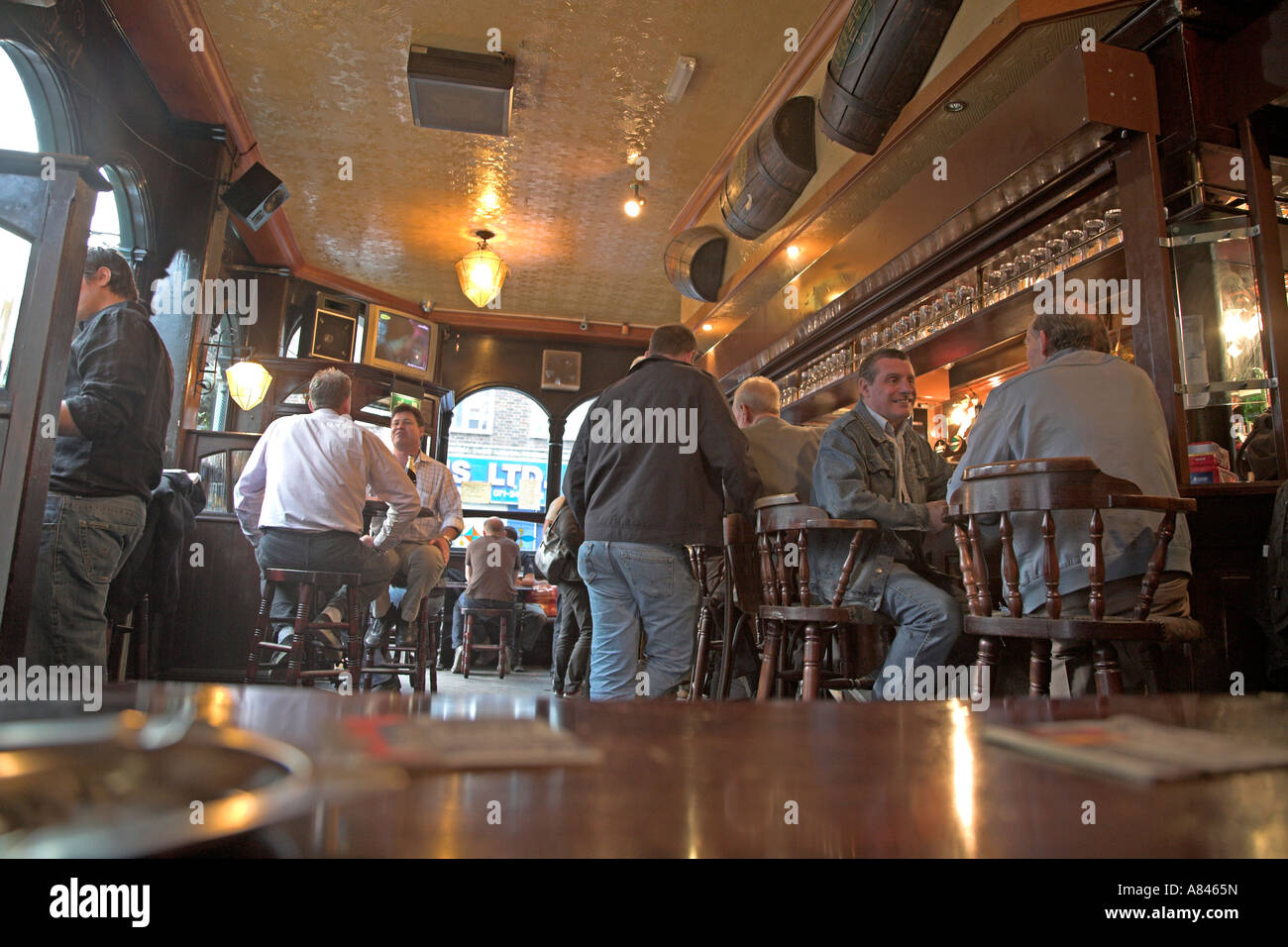 Innenaufnahme von Bar und Trinker im typischen East End London Pub auf der Brick Lane, Tower Hamlets, Whitechapel Bereich, England Stockfoto
