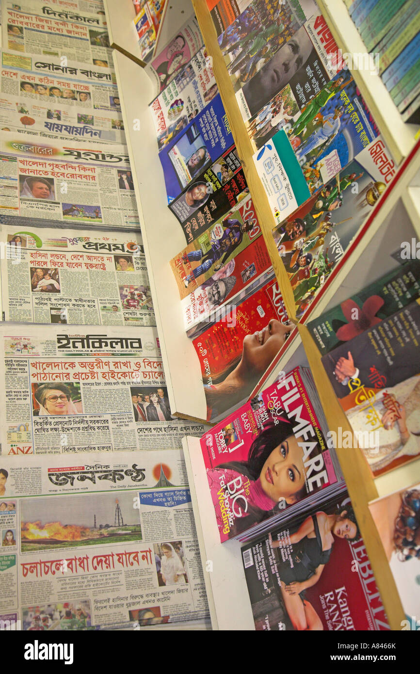 Bengali Zeitschriften und Zeitungen in Brick Lane Zeitungsladen Buchhandlung, East End, London, England Stockfoto