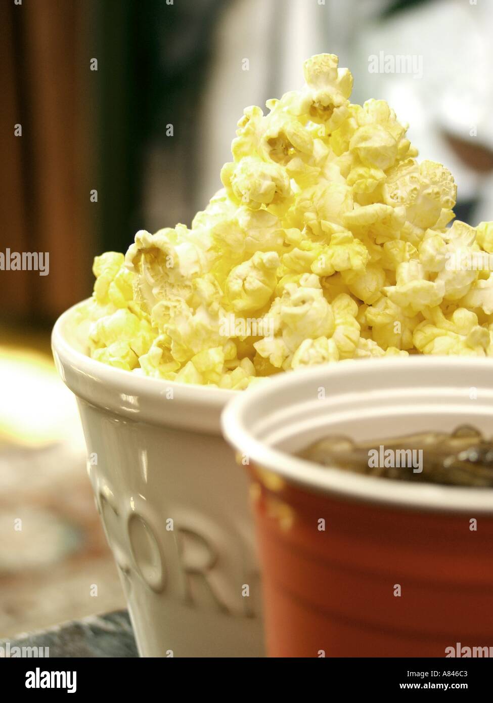 Popcorn in eine Schüssel mit Soda Stockfoto