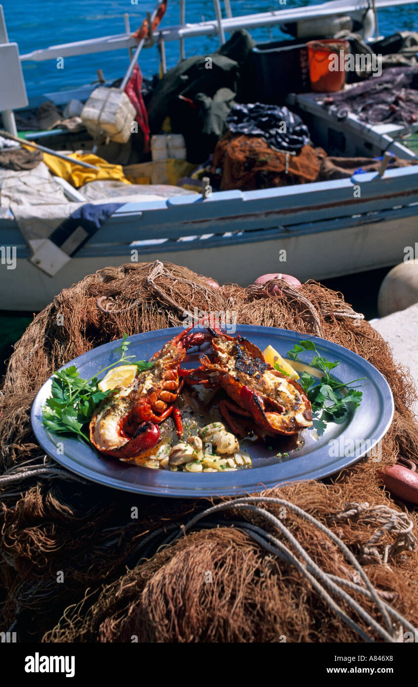 Frankreich. Der Provence. Villefranche-Sur-Mer, in der Nähe von Nizza. La Mere Germaine Restaurant. Hummer-Gericht mit Restaurant Fischerboot. Stockfoto