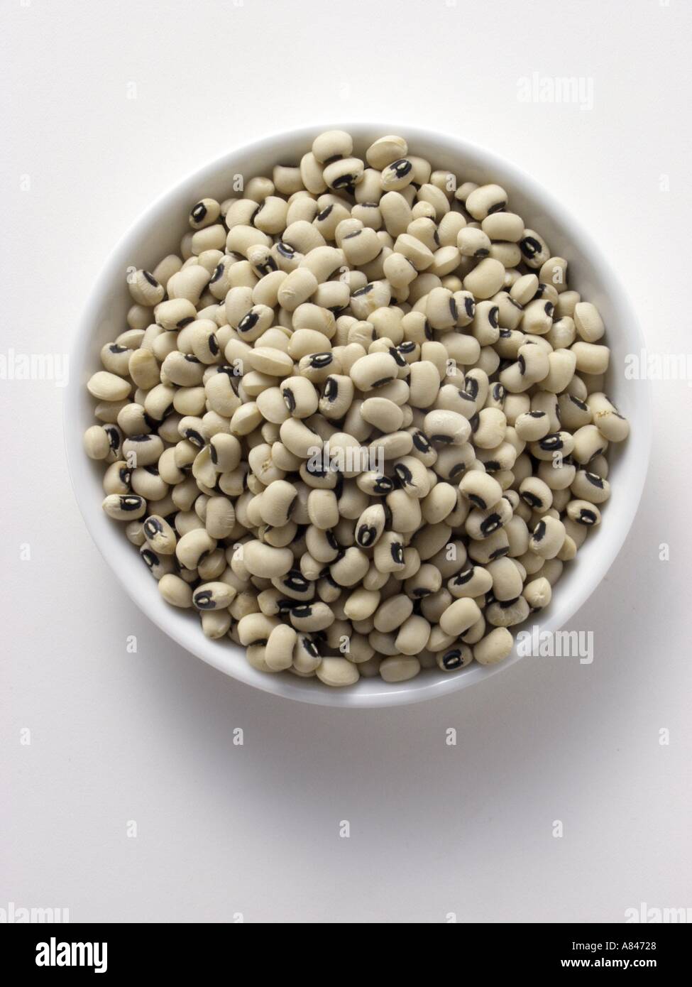 Black Eyed Peas in eine Schüssel geben Stockfoto Black Eyed Peas in eine Schüssel geben Stockfoto