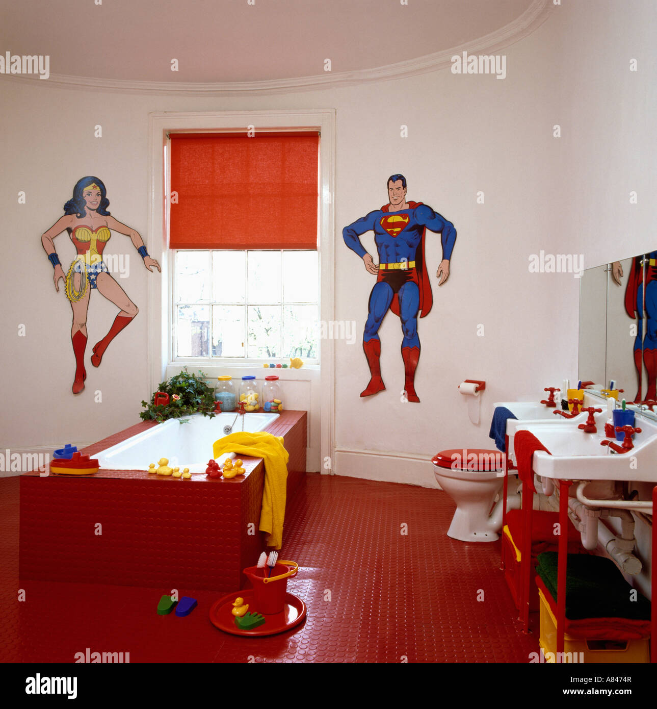 Superman und Superwoman Wandmalereien an der Kinder Badezimmer mit ... Superman und Superwoman Wandmalereien an der Kinder Badezimmer mit ...