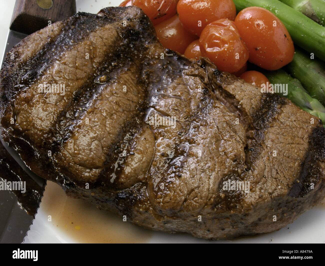Rib-Eye Steak mit Spargel und Kirschtomaten Stockfoto