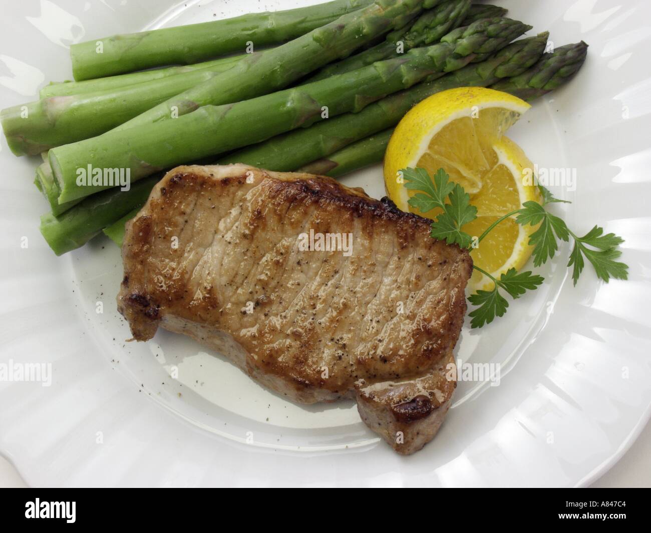 Ohne Knochen Schweinekotelett mit Spargel Stockfoto