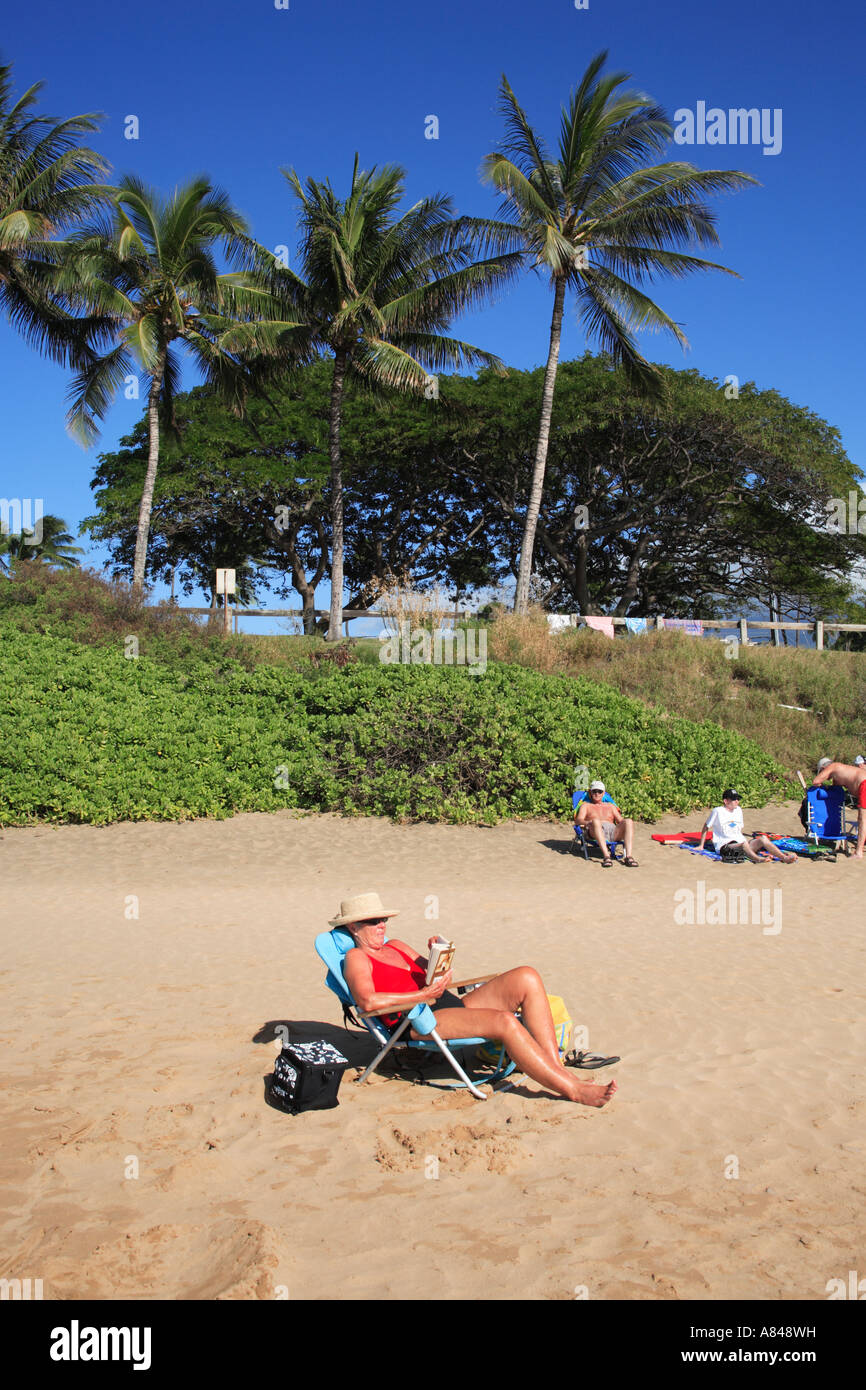 Lesen und Sonnenbaden Tourist am Kamaole Beach Park II am South Kihei Road Kihei, Maui, Hawaii, usa Stockfoto