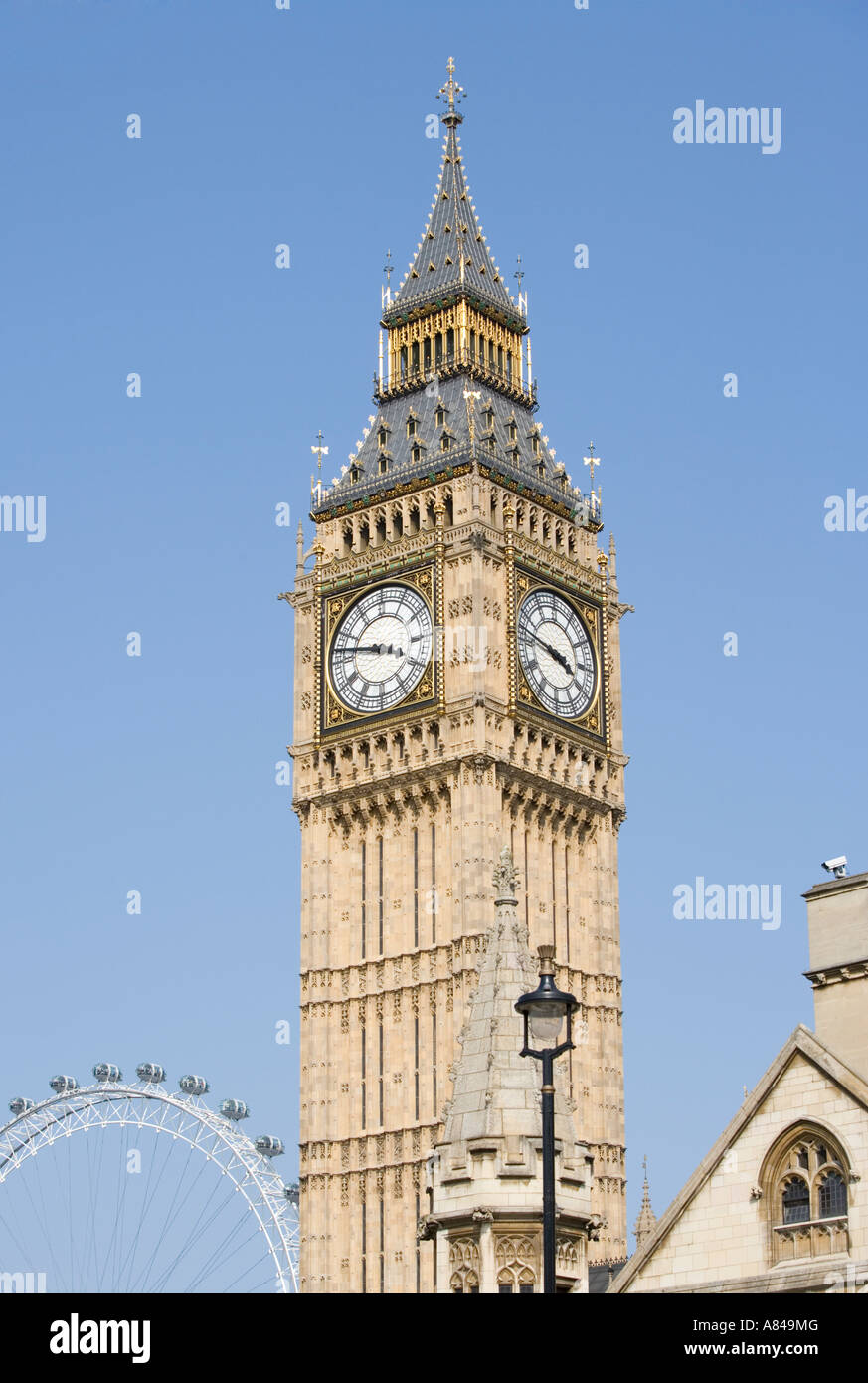 Big Ben umrahmt von einem strahlend blauen Himmel. London, England, Vereinigtes Königreich Stockfoto