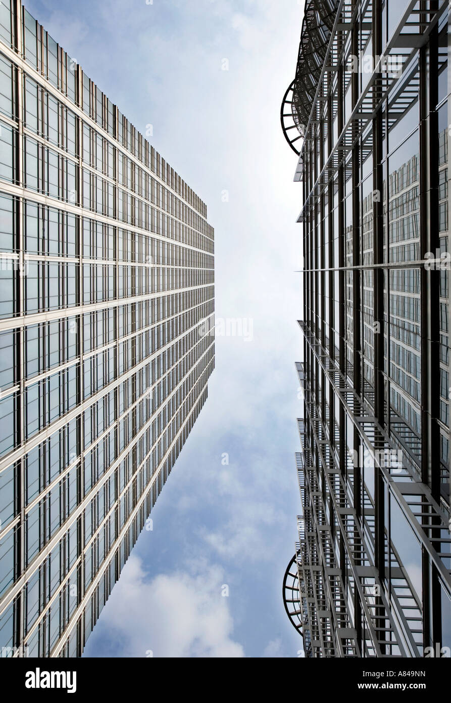Blickte zu zwei Wolkenkratzer Bürohäuser in Canary Wharf, London, England, UK Stockfoto
