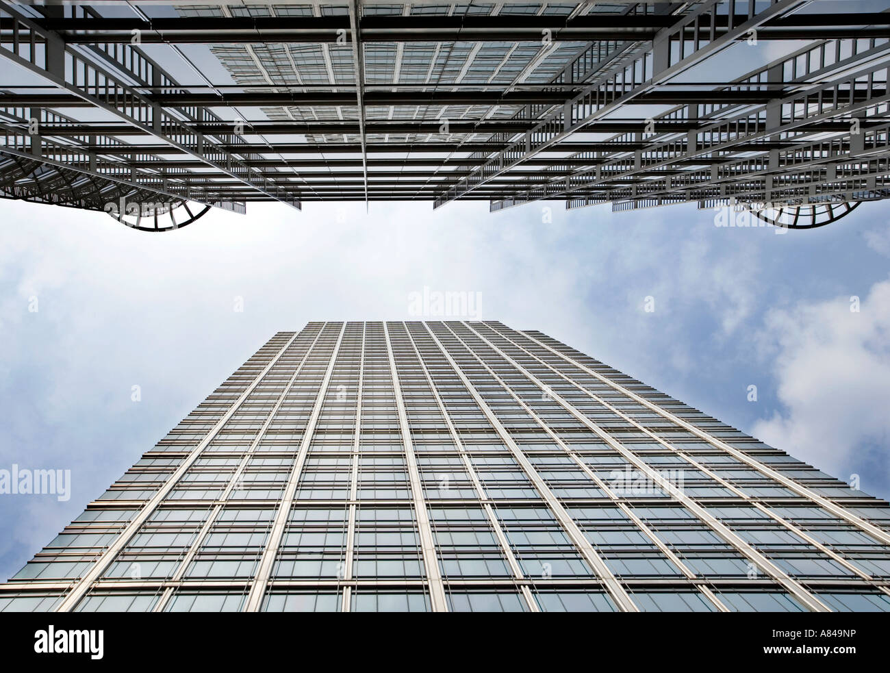 Blickte zu zwei Wolkenkratzer Bürohäuser in Canary Wharf, London, England, UK Stockfoto