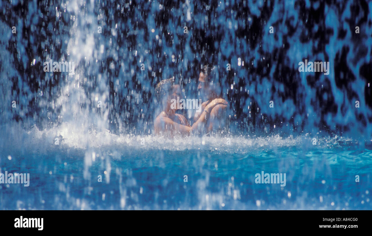 Zu zweit am Kona Pool Wasserfall Hilton Waikoloa Village Resort Kohala Küste Insel von Hawaii Stockfoto