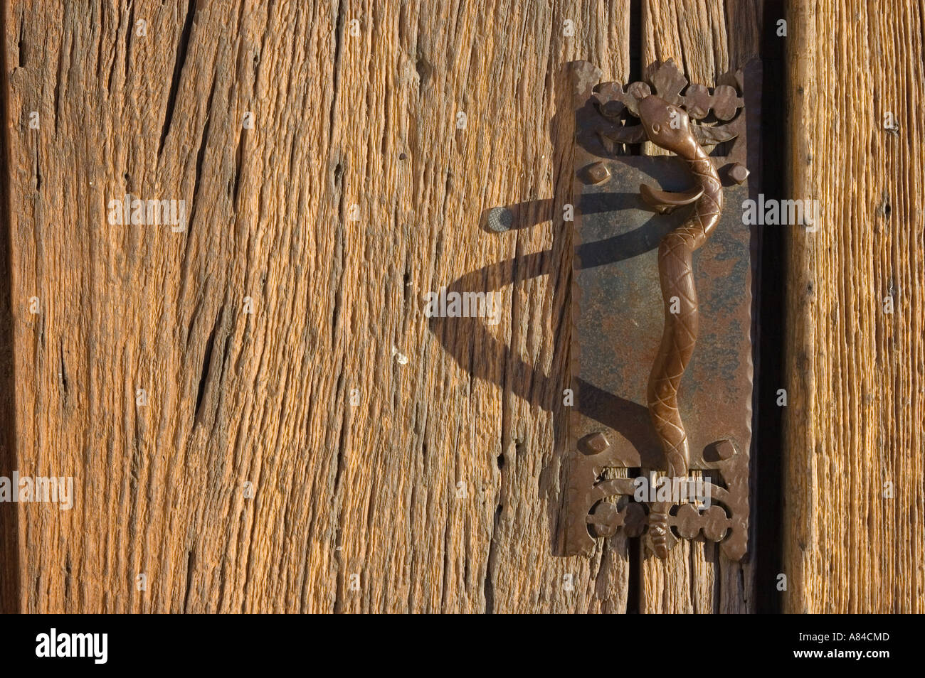 Schlange geformt Türgriff an San Xavier del Bac Mission Tohono O Odham-Indianer-Reservat in der Nähe von Tucson Arizona Stockfoto