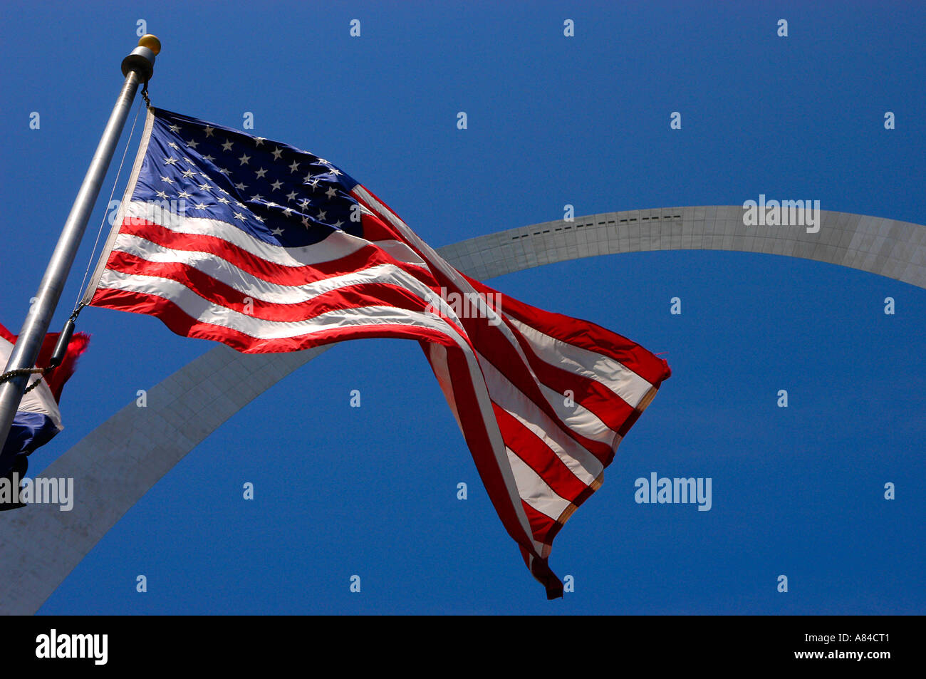 Amerikanische Flagge und Gateway Arch St Louis, Missouri Stockfoto