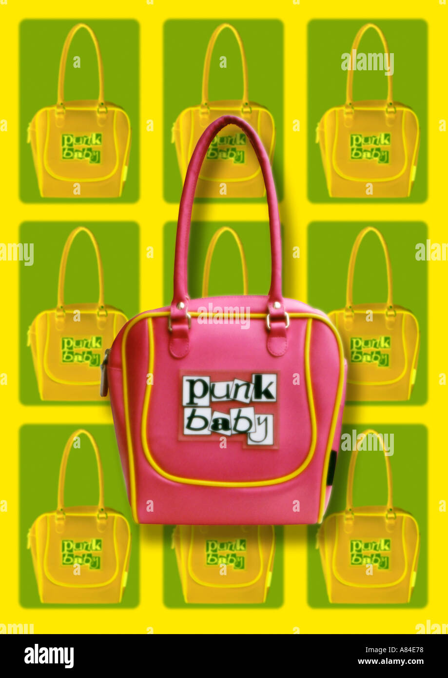 Punk-Baby rosa Handtasche auf grünem Hintergrund der Warhol-Stil Stockfoto