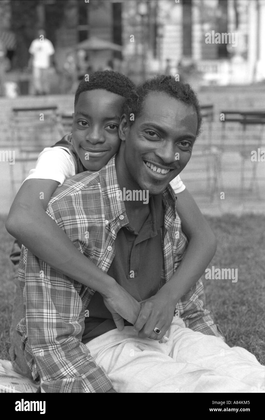 Afroamerikanischen Vater und Sohn im Bryant Park in New York City Stockfoto