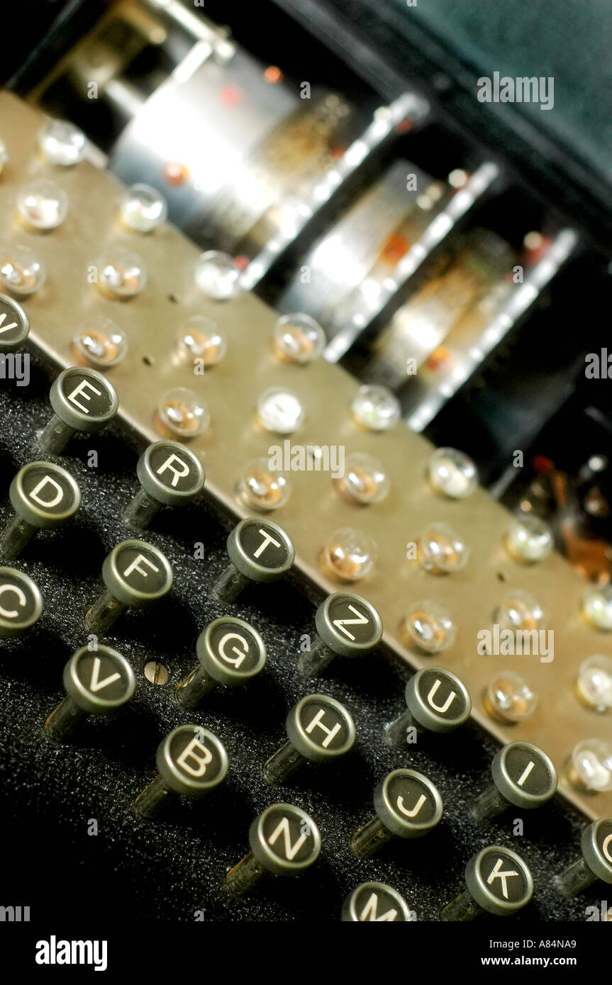 Ein original deutsche Enigma-Code brechen Maschine aus dem zweiten Weltkrieg dramatisch beleuchtet Stockfoto