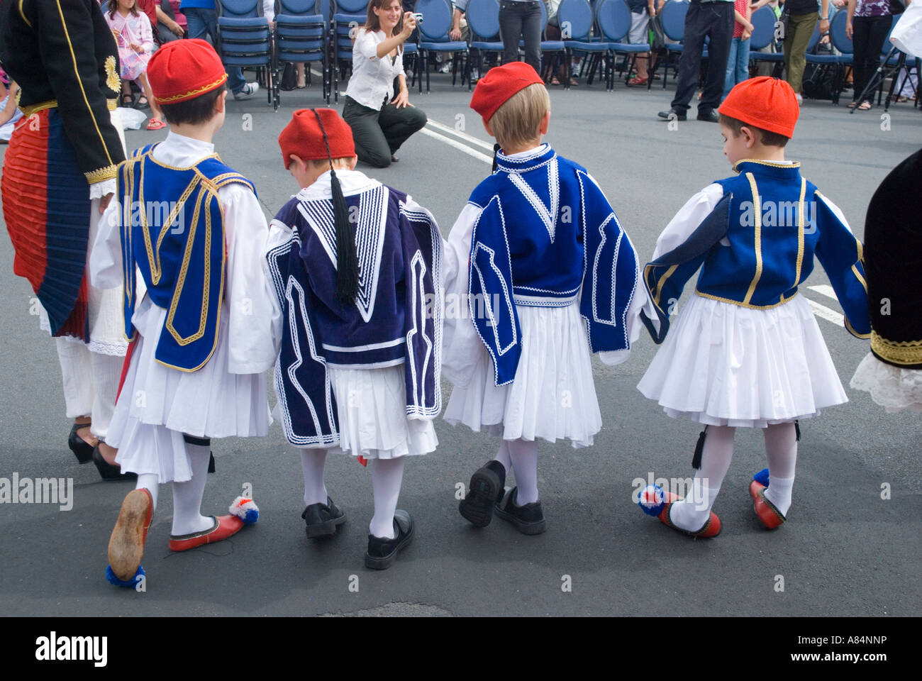 Australier griechischer Abstammung zu feiern, bei einem Festival mit Tanz in traditionellen Kostümen Stockfoto