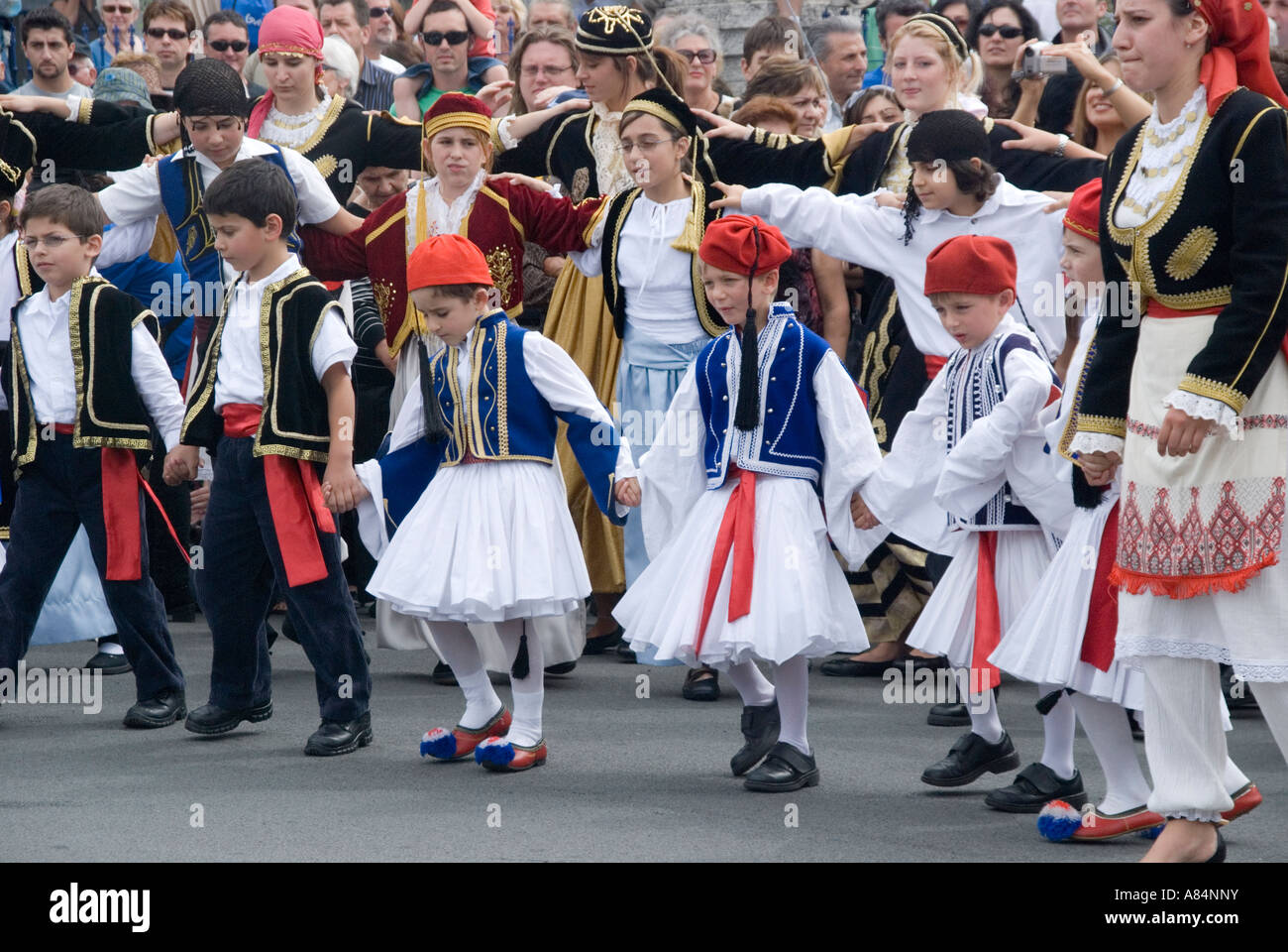 Australier griechischer Abstammung zu feiern, bei einem Festival mit Tanz in traditionellen Kostümen Stockfoto