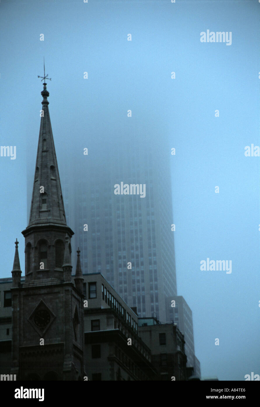Empire State Building in New York Nebel Stockfoto
