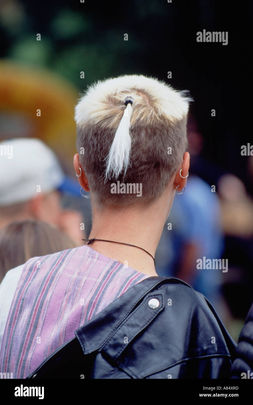 Zurück von der jungen Frau mit modischen Frisur. Stockfoto