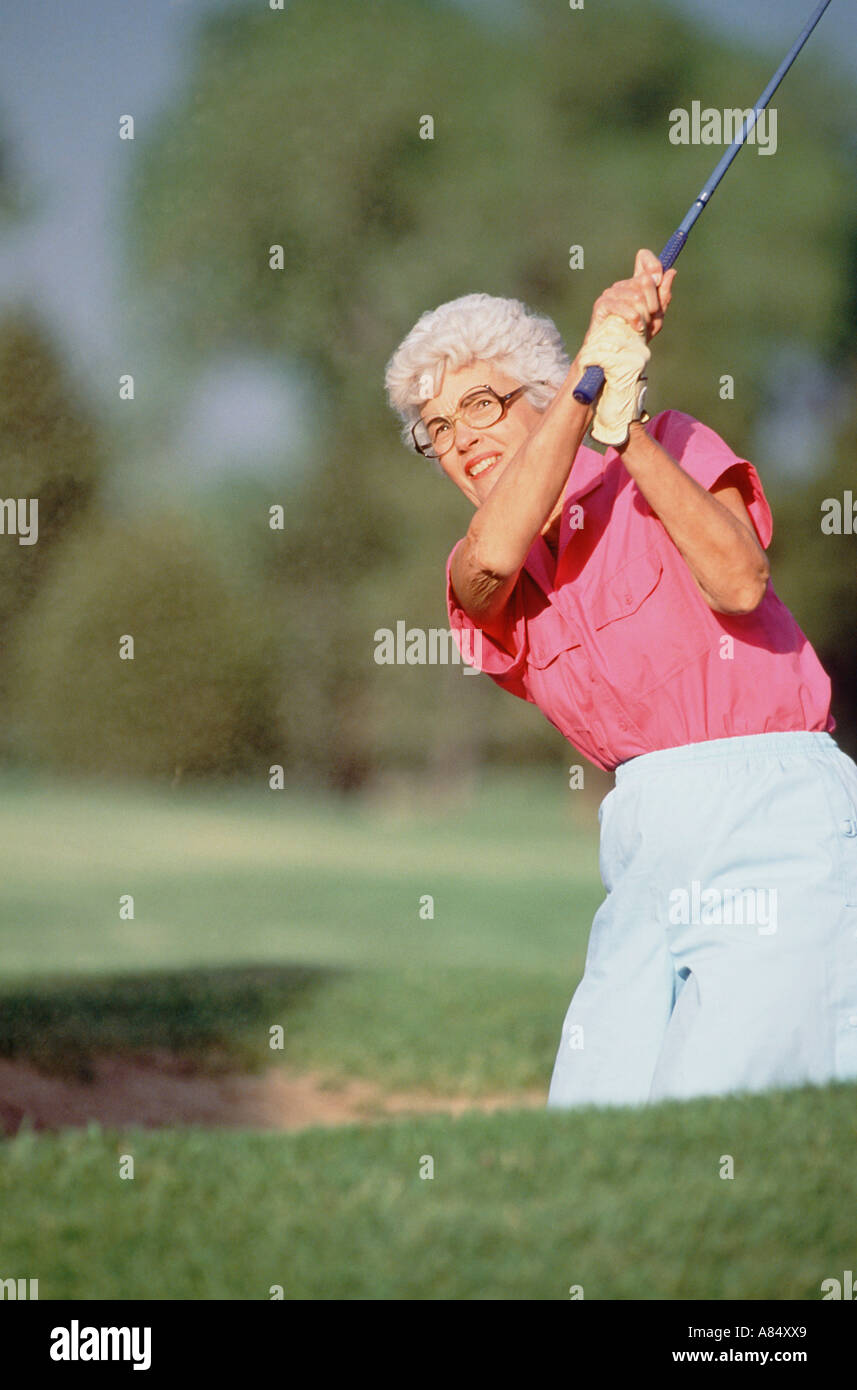 Ältere Frau Golf zu spielen. Stockfoto