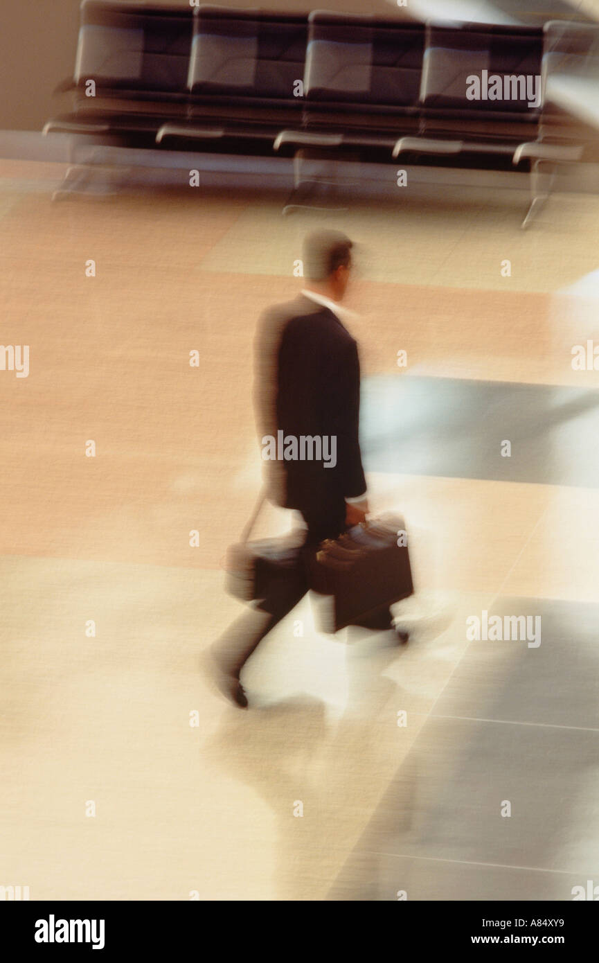 Bewegung Eindruck, hohen Aussichtspunkt Bild der Business-Mann zu Fuß in Transport-terminal-Gebäude. Stockfoto