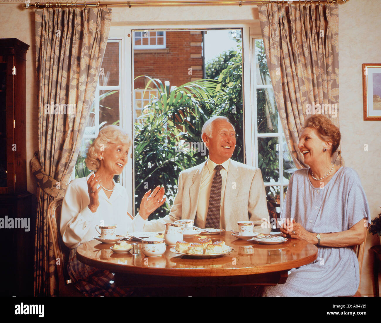 Drei alte Leute Teeparty. Stockfoto