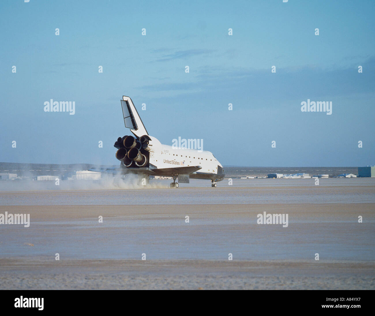 USA. Kalifornien. Space Shuttle Atlantis Landung auf der Edwards Air Force base Start-und Landebahn. Stockfoto