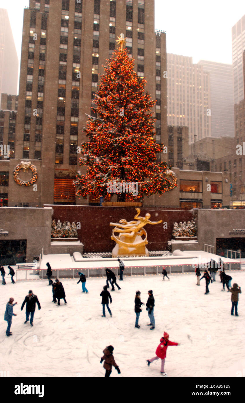 Rockefeller Center im Schnee zu Weihnachten Stockfoto