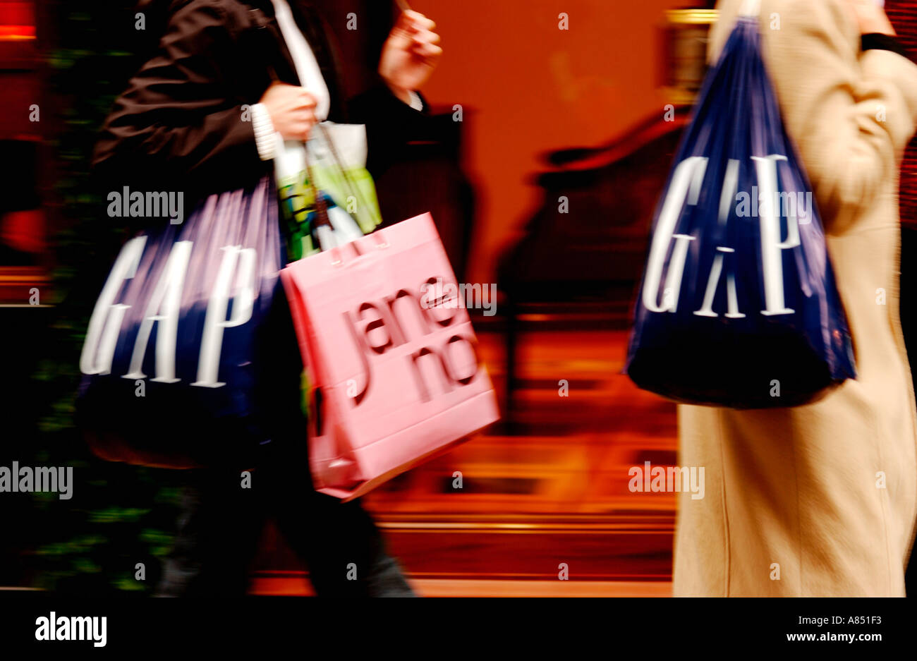 Shopper mit Tragetaschen, Tag Stockfoto