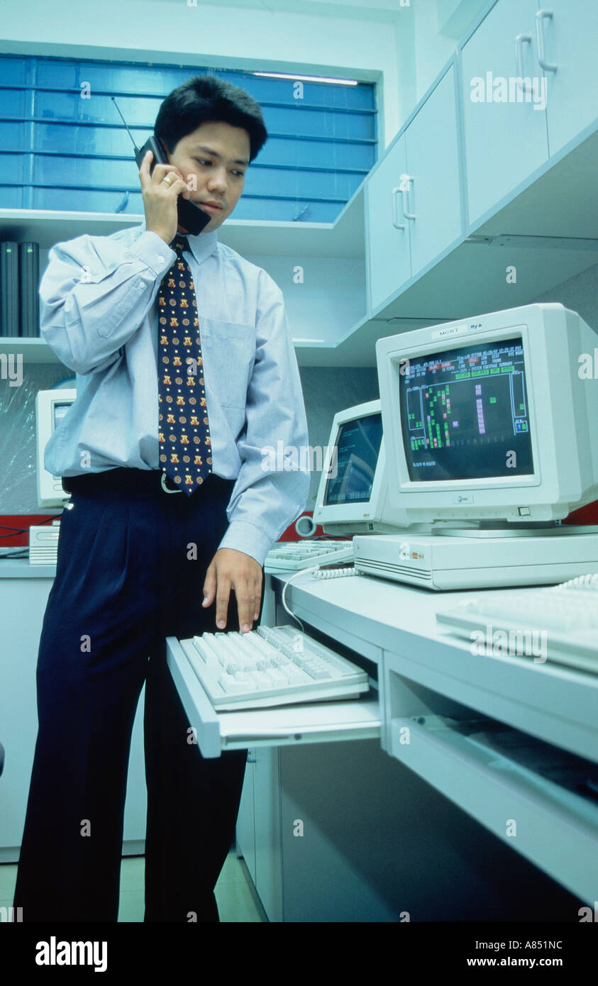 Philippinen. Manila. Junge Mann in Büro mit Computer. Stockfoto